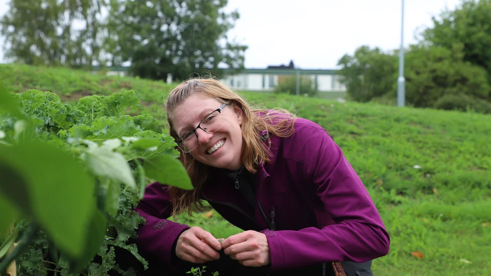 Elin Moberg har en trädgårdsmästarutbildning från högskolan i Gävle och en utbildning inom Green urban development från Hermods yrkeshögskola i Stockholm.