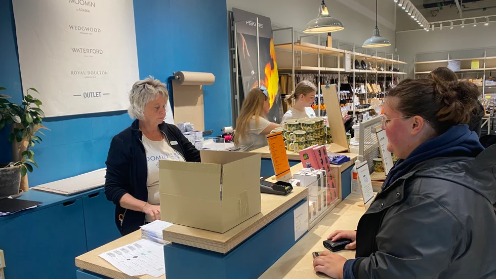 Lena Vestberg och hennes kollegor plockar fram bruna kartonger med muggar till Muminmuggfantasterna. "Jag ska genast öppna upp och dricka ur en mugg", säger Lovisa Segersvärd.