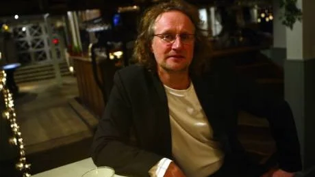 Munkkällaren. Lenta Rosenlund får ingen satellitservering men hoppas på en upphöjd kant kring sin uteservering, för att hålla smutsigt regnvatten borta. Dessutom: "Med respekt och ödmjukhet vill jag be dem vänta med grävstart till den 15 september. Augusti är Gotlands nya juni." arkivFOTO:TOBIAS WALLSTRÖM