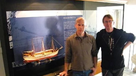 Modellbyggarna Jan Claesson och Stefan Brun vid sin modell av Baltica, placerad i en stor monter i museets trappa.Foto: ola Sollerman