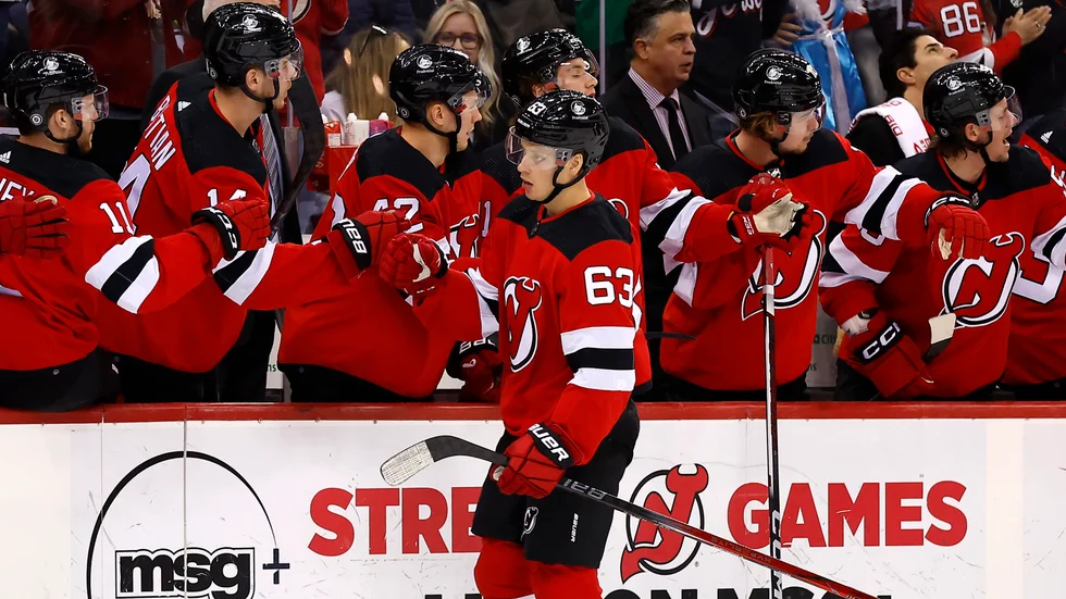 New Jerseys stjärnforward Jesper Bratt (63) firar med lagkamraterna efter att ha gjort mål i första perioden i mötet mot Minnesota.