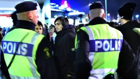 Lugnt. Polisen tog hoten på allvar och vaktade hamnterminalen med totalt åtta polismän i helgen. Befarande sammandrabbningar mellan olika grupper uteblev.