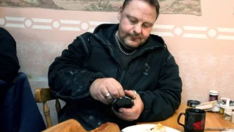 Snusare. "Vi är inga dagisbarn", säger Roger Grönholm, kommunalarbetare på tekniska förvaltningen, som tycker att förslaget om att förbjuda snus på arbetstid är att gå för långt. Han tar gärna en prilla efter maten och kaffet, och varje dag snusar han upp ungefär en dosa.