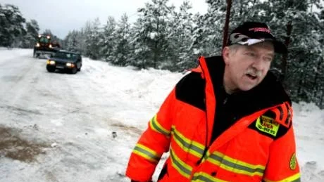 Det tog Curre Grönhagen och hans kollega på Assistanskåren flera timmar att få upp den tunga lastbilen.