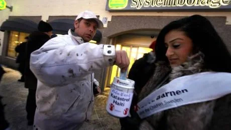 Generös. "Man måste bidra, tycker jag", säger Thomas Ahlby och lägger en hundralapp i Fatma Al-Asadis bössa.Foto: henrik radhe
