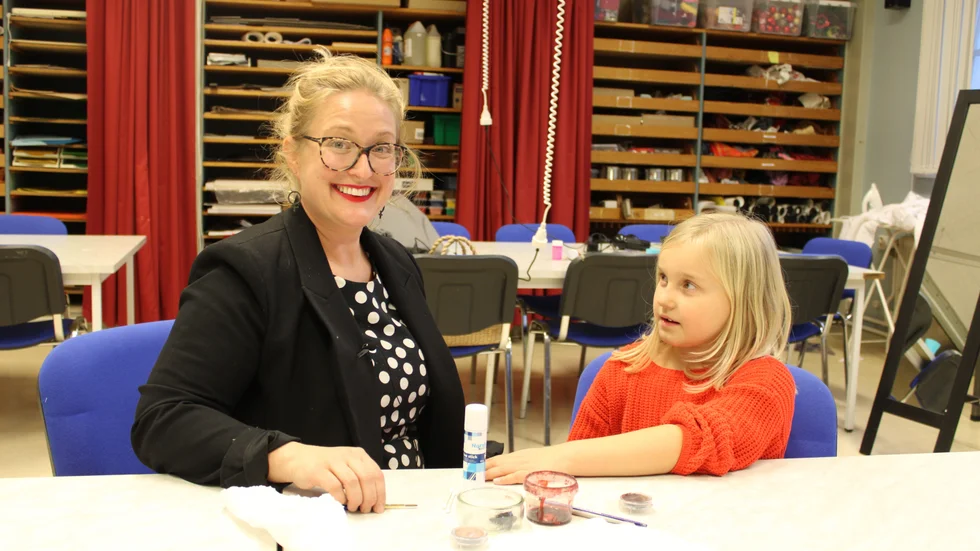 Janna Corneliusson har nyligen undervisat elever på musikalutbiödningen i hur man kan sminka sår - nu visar hon oss. Dottern Greta Corneliusson, 7, agerar modell.