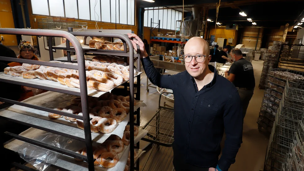"Butikerna förbereder sig för de första beställningarna", säger Andreas Gisselfeldt, vd för Finska Hembageriet, i samband med nyöppningen av bageriet.