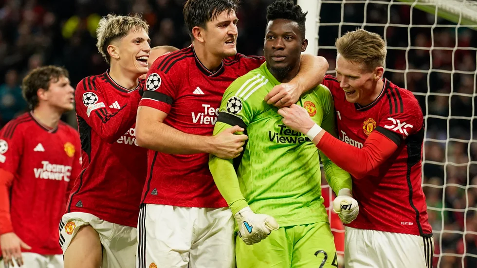 André Onana, i grönt, och Alejandro Garnacho, till vänster, firar segern mot Köpenhamn.