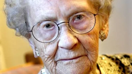 En stilig 103-åring, Emy Holmgren. Runt halsen bär hon halsringen hon fick av maken för 50-60 år sen.