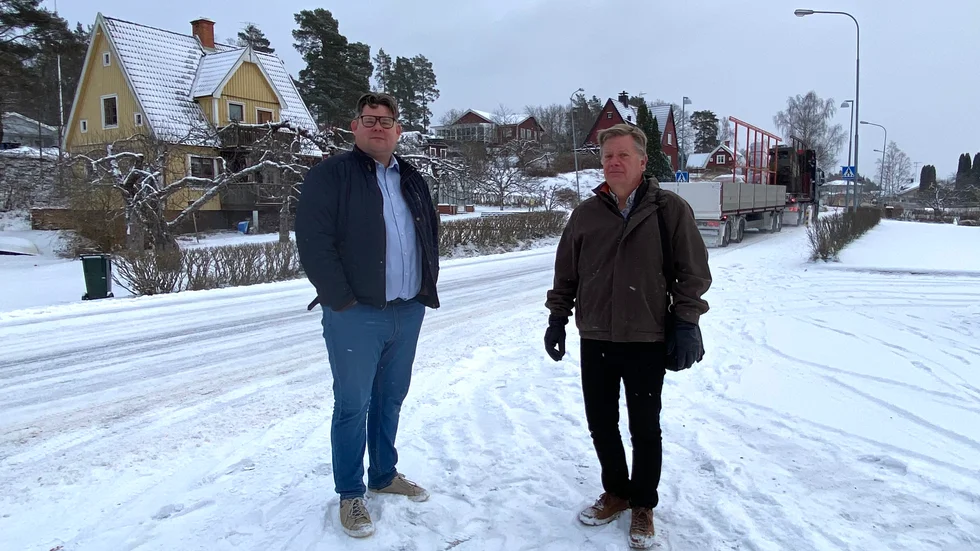 Johan Walfridsson och Mats Mikmar, Butbro Fastighetsägareförening, gläds åt att få årets miljöstipendium av Finspångs kommun för föreningens olika insatser.