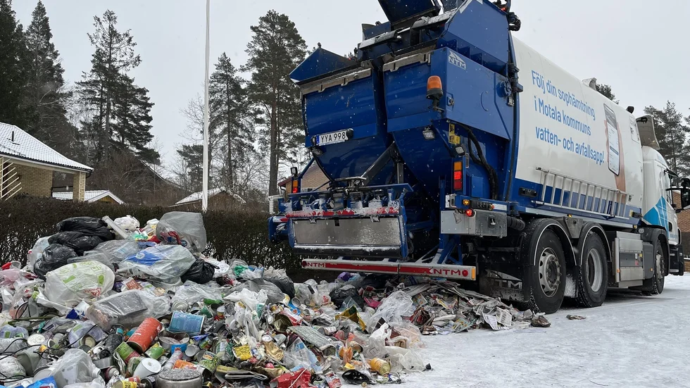 Den brinnande sopbilen fick tömmas på innehåll när det började brinna.