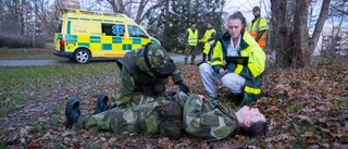 Här skriker skjutna kvinnan av smärta i dramatiska övningen