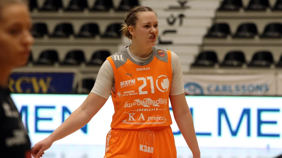 Kajsa Åhlberg blir den tredje spelaren att skriva på för Dolphins inför nästa säsong. "Få spelare på position fyra eller fem kan skjuta bollen som Kajsa vilket är en stor fördel", säger Kevin Taylor Lundgren till klubbens hemsida.