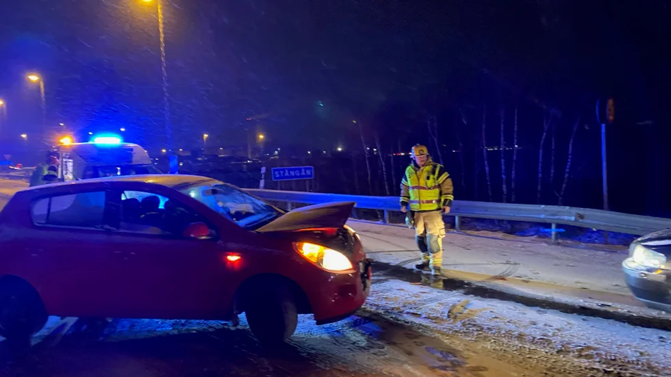Olyckan har skapat långa köer i trafiken kring rondellen.