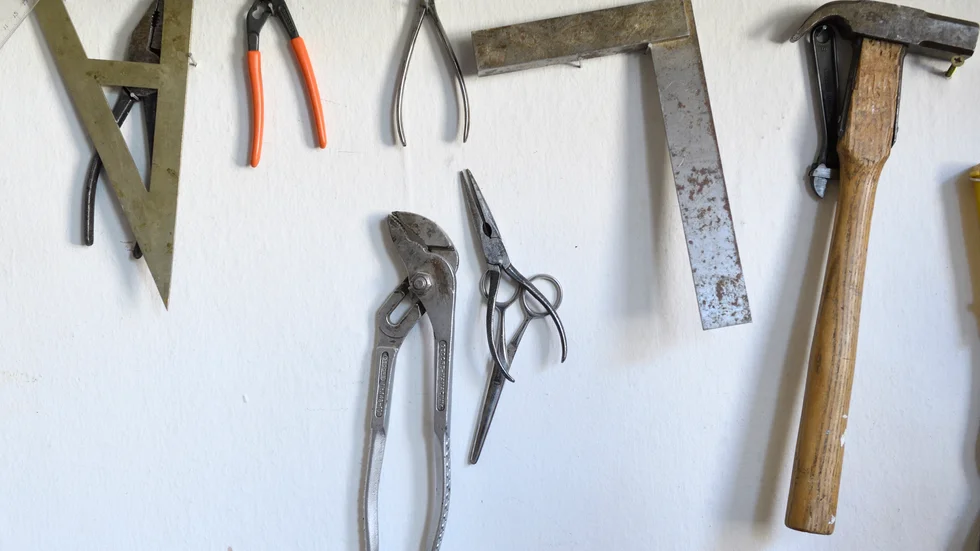 Det är svårt att finsnickra med precision om man bara har en slägga.