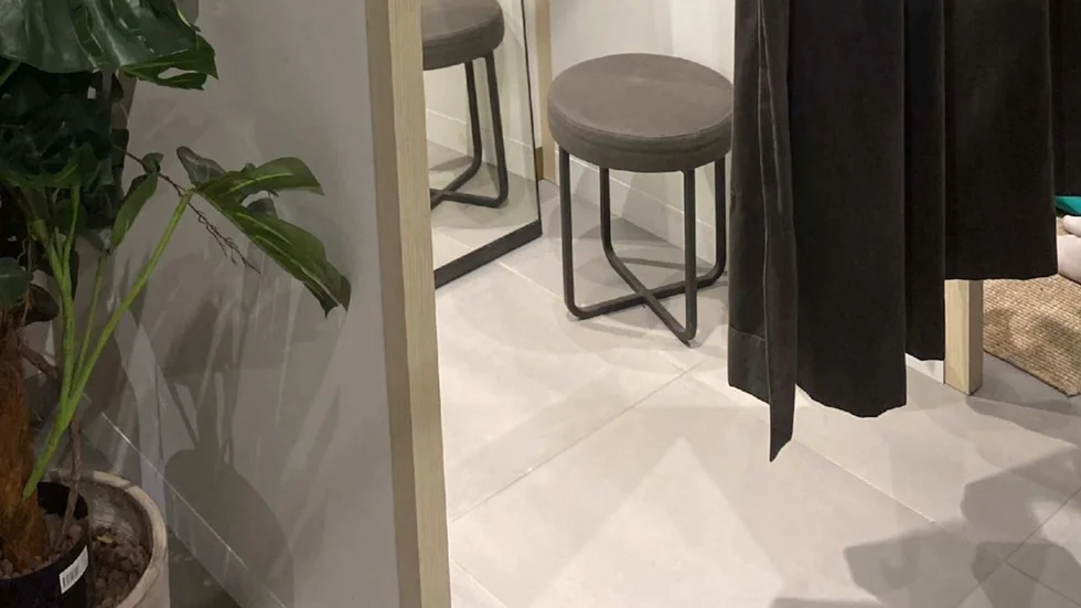 En av de provhytter på Tuna Park som mannen ska ha befunnit sig i, naken från midjan och nedåt.
