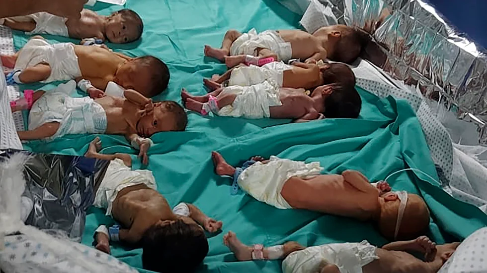 Några av de för tidigt födda spädbarn som har vårdats på al-Shifasjukhuset i Gaza stad. Bilden togs förra helgen av en läkare.