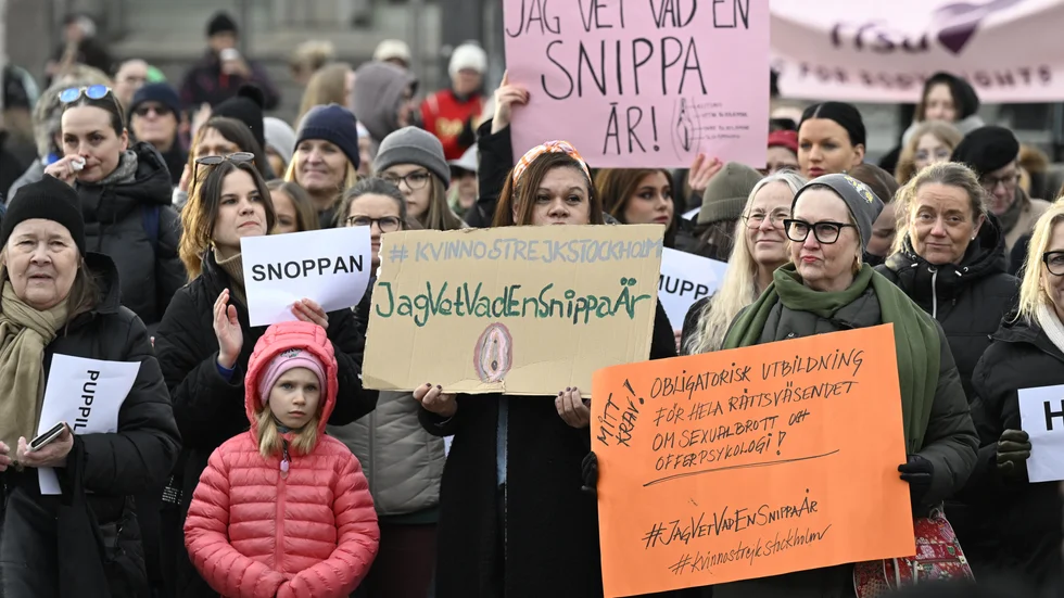 Den 3 mars i år samlades människor på Medborgarplatsen i Stockholm för att delta i en manifestation under parollen "Jag vet vad en snippa är". Arkivbild.