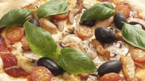 Hemlagad vegetarisk pizza uppskattas av de flesta, även de som normalt äter kött och fisk.