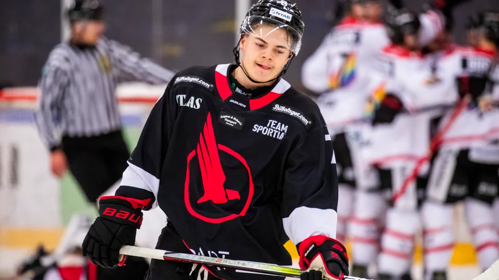 Hampus Sjölund hade lätt att hålla sig för skratt när Kiruna IF tog alla tre poängen i Kalix.