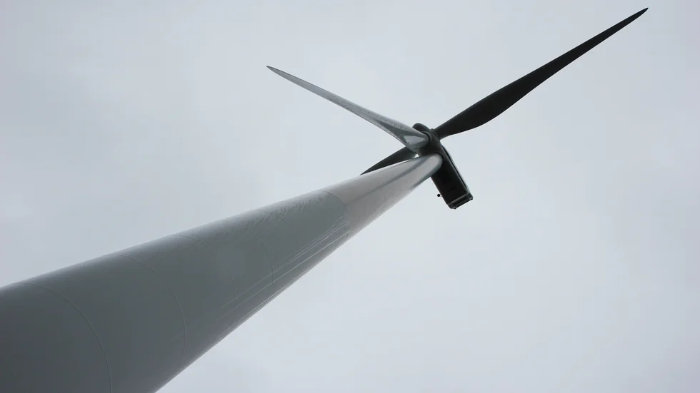 Fred. Olsen Renewables har ansökt hos länsstyrelsen i Östergötland om att få anlägga 13 vindkraftverk om 270 meter vid Uknadalen. Förra veckan blåste det i riktning för ett kommunalt veto. Nu har vindarna vänt.