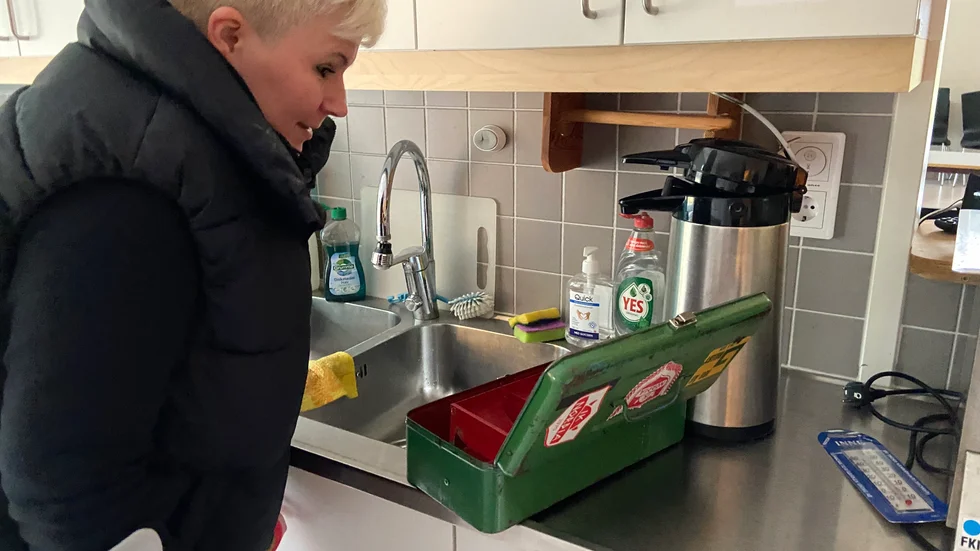 Bara växelpengar stals vid inbrottet i Grillby. Diana Lagerberg, lokalansvarig i IK Nordia, ser ner i den tomma kassalådan.