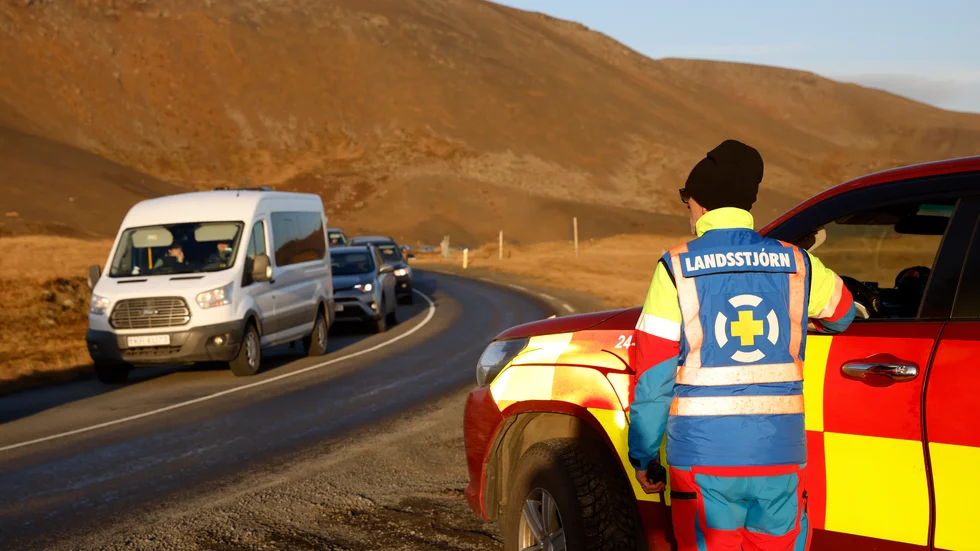 Räddningstjänsten kontrollerar in- och utpasserande till Grindavik under måndagen.