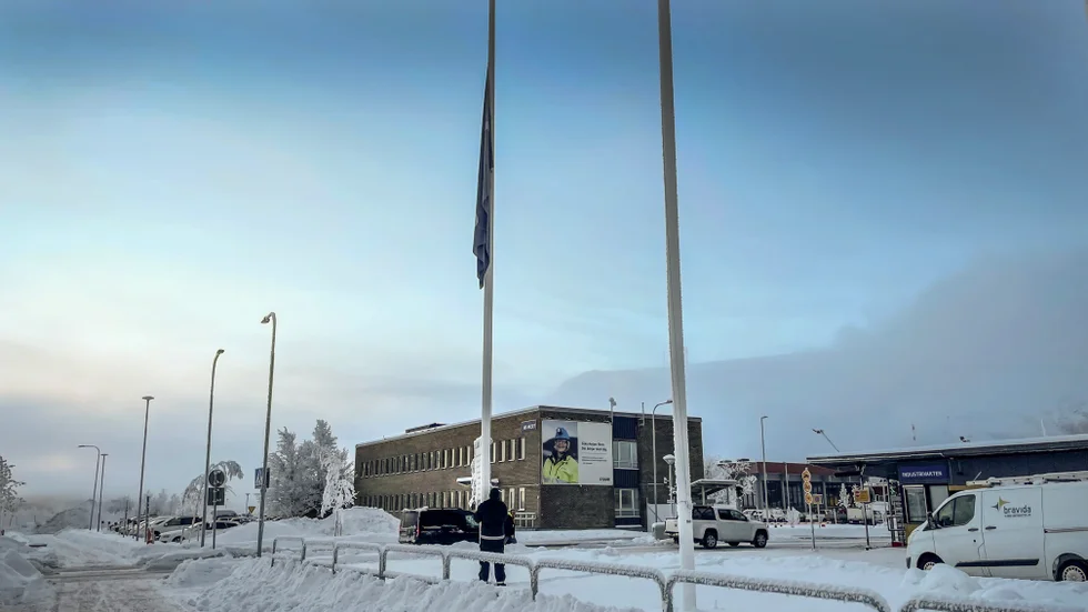 Flaggorna hissades på halvstång på LKAB i Kiruna efter den tragiska dödsolyckan. Arkivbild.