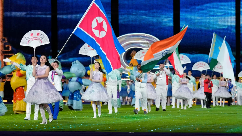 Den nordkoreanska flaggan bärs in vid de asiatiska spelen i oktober.