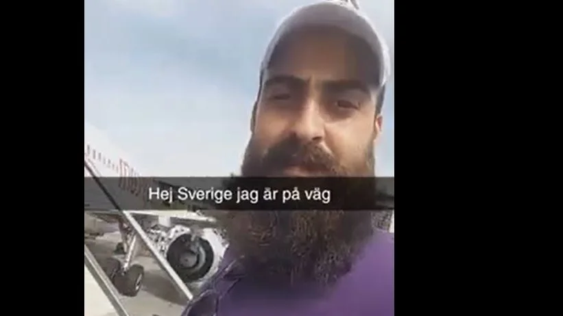 Bild ur film som spridits i sociala medier. Mannen på bilden uppges vara Adel Al Ajeil på väg till Sverige i förra veckan. 