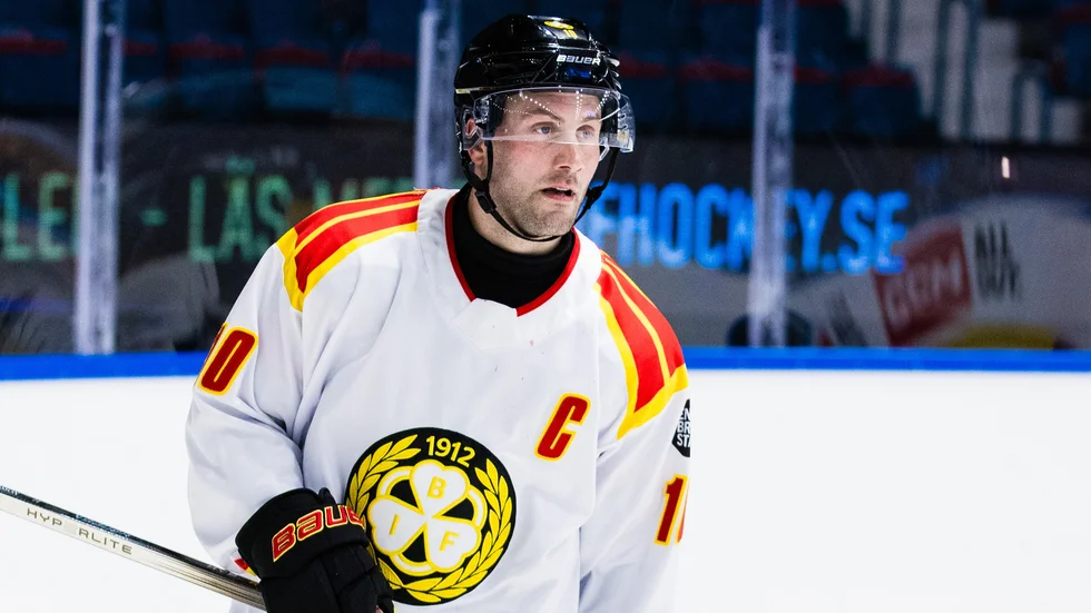 Brynäs Johan Larsson stängs av två matcher efter matchstraffet han ådrog sig mot VIK i lördags.