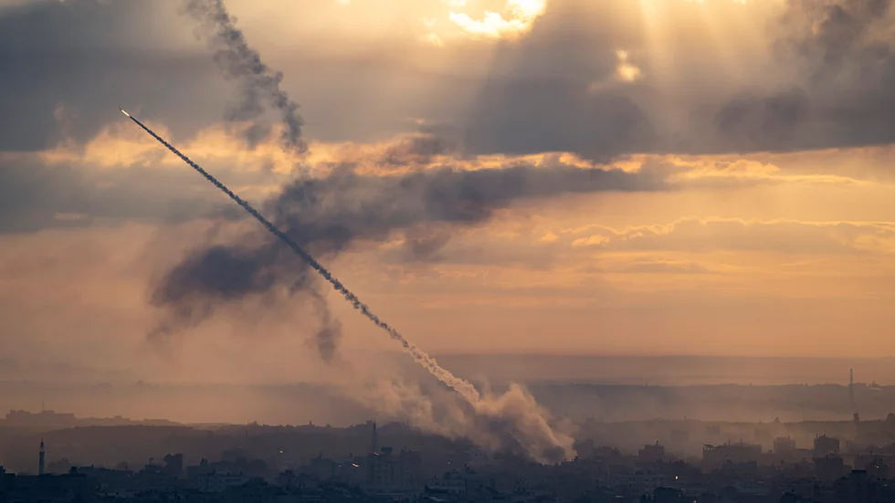 Här angripier Hamas, som kontrollerar Gaza, Israel. 