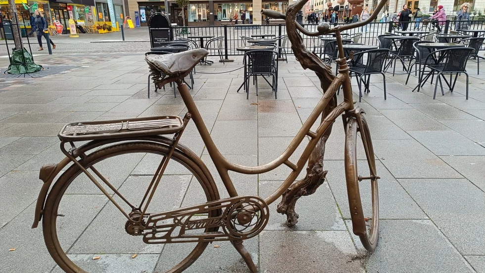En förklaring till konstverket på Stora Torget skulle behövas, skriver per-Olof Göteby.