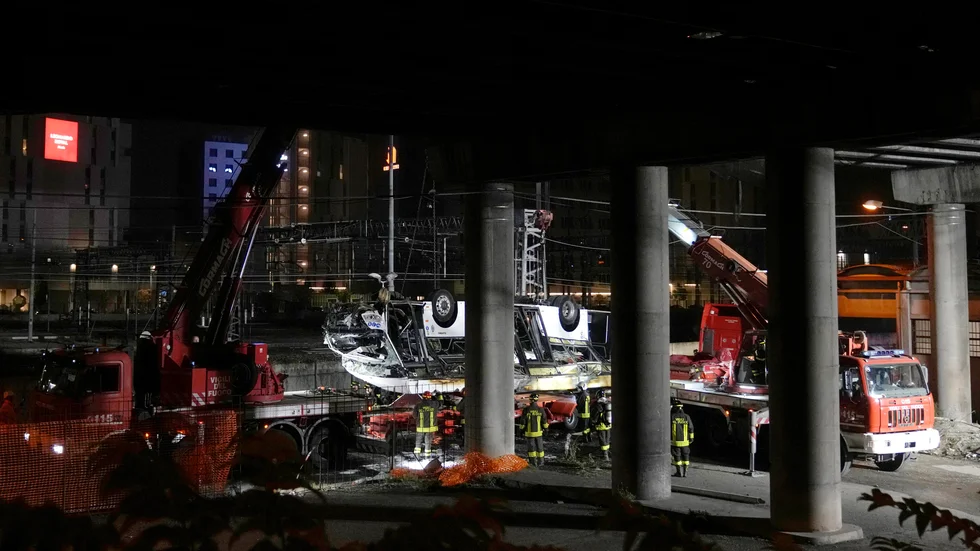 Av bilderna framgår att bussen fick såväl front som tak krossat när den föll från vägbron.