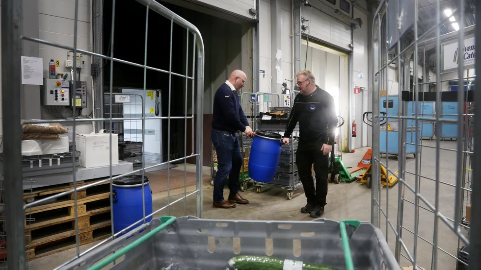 På sin väg tillbaka från öns restauranger hämtar bilarna upp den frityrolja som ska slängas. Oljan blir istället ny biogas till fordonen. Här hugger Magnus Palmgren och Ludde Molin en tunna.