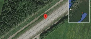Personbil stillastående på E4 - stopp i ett körfält
