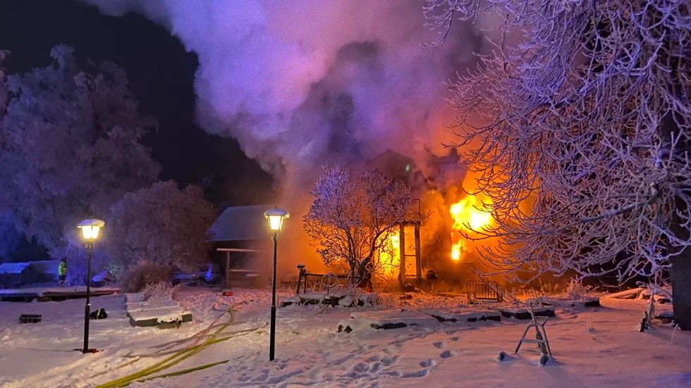 En villa förstördes i en kraftig brand norr om Enköping på onsdagskvällen,.