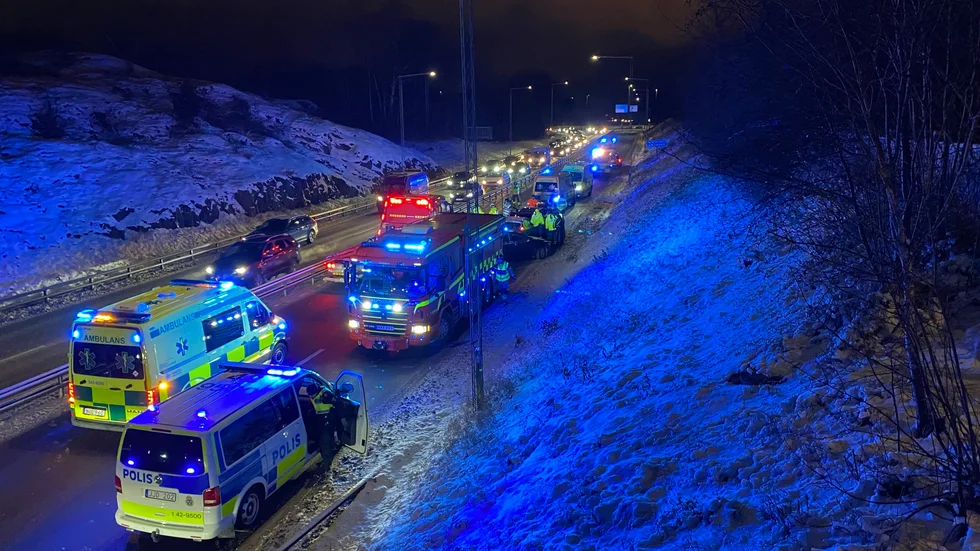 Ambulans, polis och räddningstjänst på plats på Söderleden efter olyckan. 