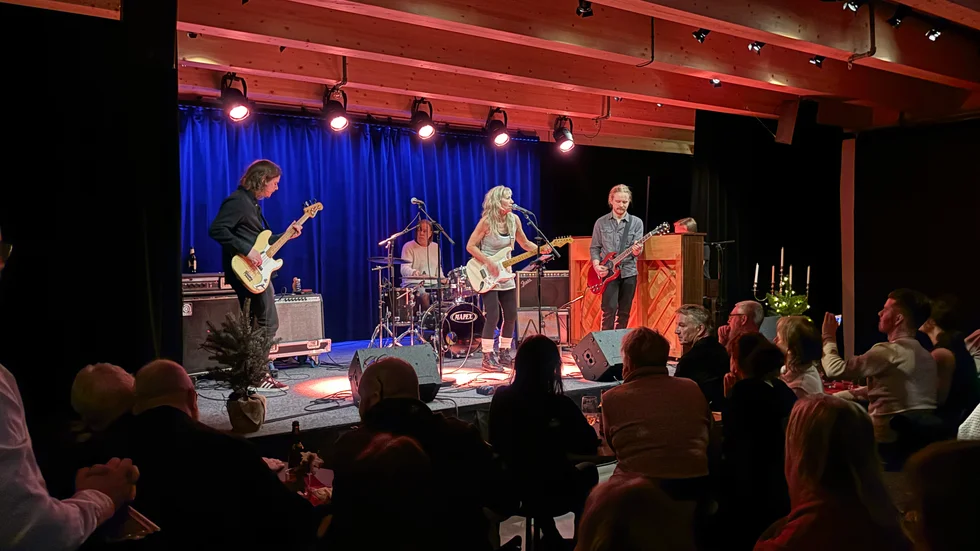 Totalt har ungefär 40 musiker gästat och jammat med husbandet under tre fredagars bluesjam.