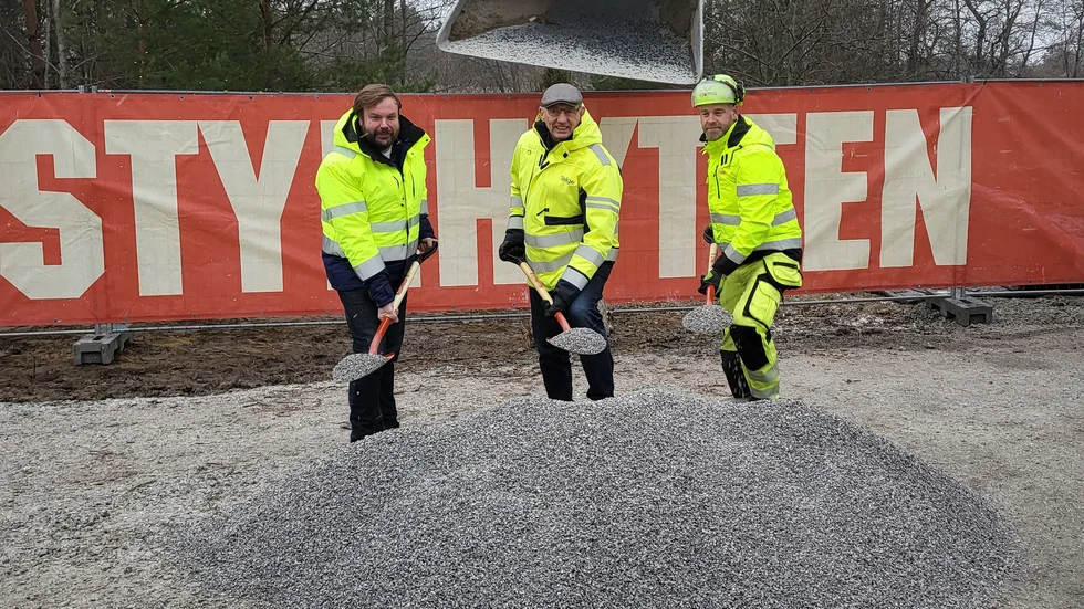 Första spadtaget för överföringsledningen är taget. På plats i Hölö där första etappen börjar var bland andra John Carlsson (C) från Trosa, Göran Karlsson, styrelseordförande för Telge Nät samt Calle Axelsson, vd för entreprenören Styrhytten.