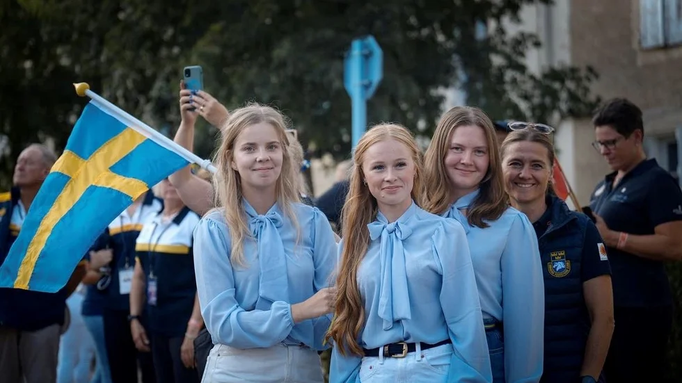 Joline Lindblom från Flen (i mitten) tillsammans med den svenska delegationen i Castelsagrat.