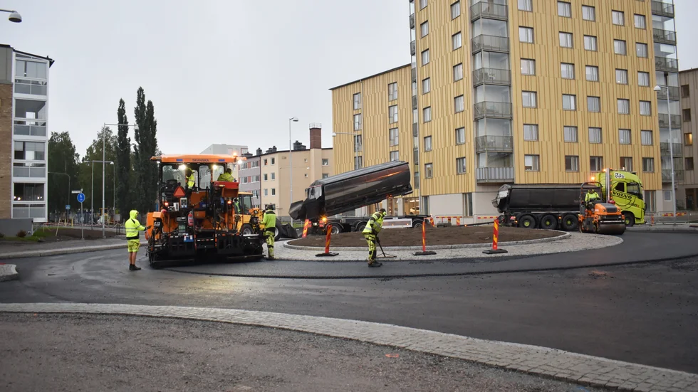 De som bor i nybyggda Frigghuset har första parkett när asfalteringen börjat varje kväll vid 18-tiden.  