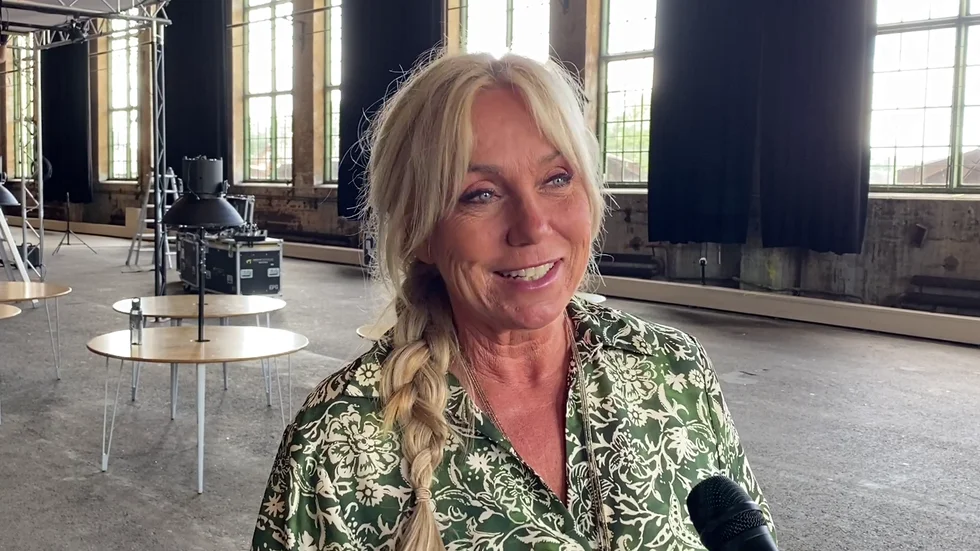 Anne Lundberg på plats inne i Lokverkstan, där det pågår riggning av scenografin. 
