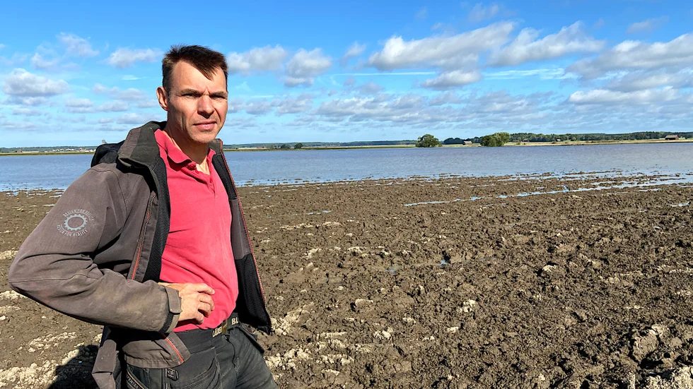 Robert Ihrsén har fått mark dränkt under vatten.