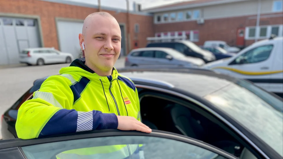 Leo Pousar fick ett sms från svärmor när han var på jobbet. Hon berättade att bilens ruta var sönderslagen.