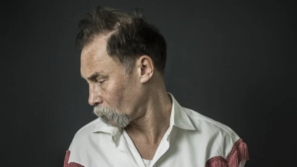UKON (egentligen Ulf Karl Olov Nilsson) är poet och psykoanalytiker. Senast gav han 2019 ut essäboken "Röstautograferna".