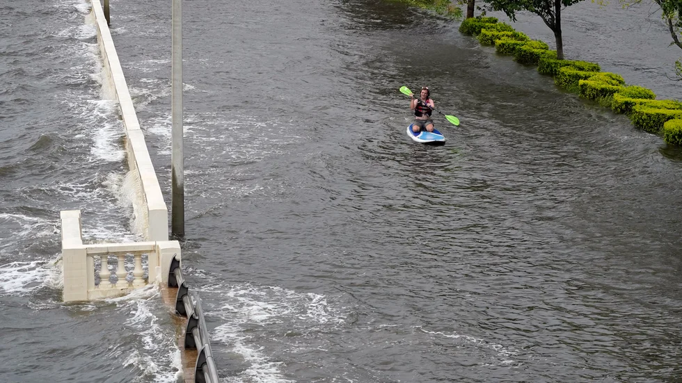 Zeke Pierce paddlar i ett av orkanen Idalia översvämmat Tampa i Florida.