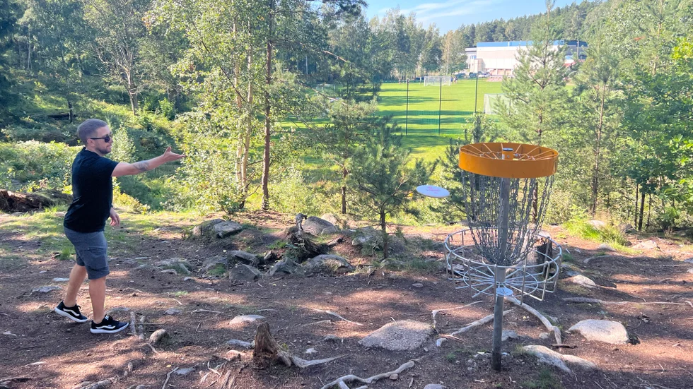 Petter Blomberg jobbar på fritidsgården i Borensberg och spelar flera gånger i veckan med ungdomarna. Han tävlar även privat. 