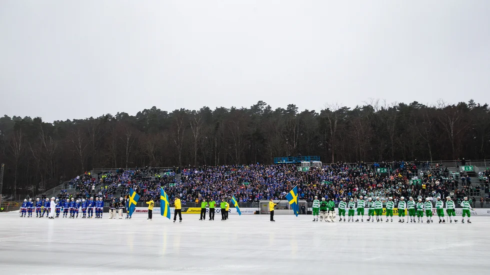 Den tillfälliga läktaren på Studenternas under en bandyfinal.