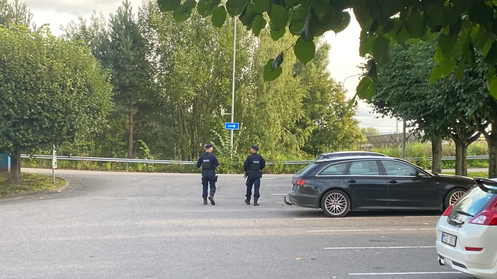 Det patrullerade poliser runt polishuset på måndagsförmiddagen, där häktningsförhandlingen för de fyra misstänkta för Hagebyskjutningen hölls. 